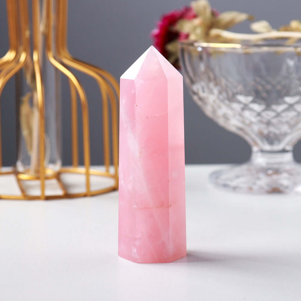 Obelisco Quartzo Rosa, Pedra Natural, Cura Preciosa, Quartzo Rosa 8cm, Terapia Emocional, Energia Transformadora, Chakra do Coração, Amor Incondicional, Harmonia Mental, Perdão e Autoconfiança, Essência do Amor, Realidade Positiva, Sistema Imunológico Fortalecido, Cristal de Cura, Energia Positiva, Autocuidado, Equilíbrio Emocional, Bem-estar Interior, Meditação com Quartzo Rosa, Obelisco de Quartzo para Casa.